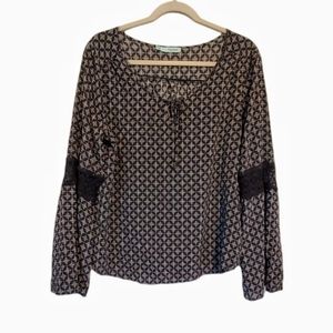 Maurices boho style Black & White print top.